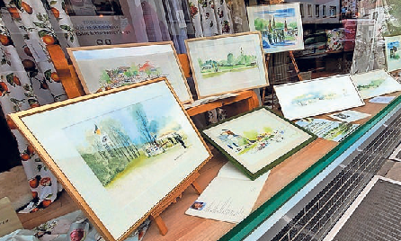 Im Schaufenster von Raumausstatter Claessen haben die Schützen eine sehenswerte Ausstellung mit Original-Bildern (Aquarelle) über das Schützenfest von Hans Wittl ausgestellt. FOTO: WOLFGANG SEVENICH