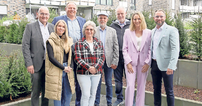 Mit der Investorenfamilie Dahmen freuten sich Architekt Wolfgang Emonds (links), Bürgermeister Bernd Jansen (2.v.l.) und Statiker Christoph Tetz (3.v.r.) über das gelungene Bauprojekt an der Myhler Straße in Ratheim.