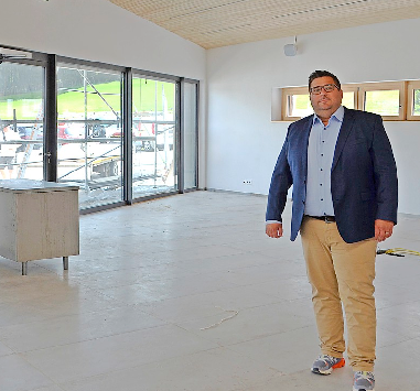 Bürgermeister Rafael Mathis in dem neuen, geräumigen Foyer der Schwarzwaldhalle neben dem Haupteingang