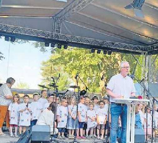 Gesang zum Auftakt: Kita-Kinder unterstützen Bürgermeister Jürgen Hook bei der Eröffnung des Spargelfestes. FOTO:XSM