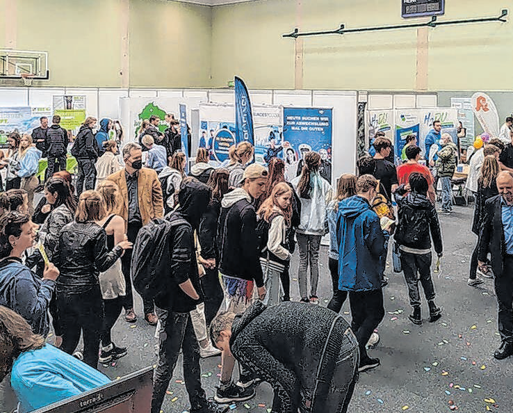 Circa 100 Aussteller informieren über das große Ausbildungsangebot in der Region. Foto (2): Career Compass