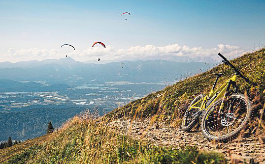 Mit dem Mountainbike auf die Gerlitzen, mit dem Paragleitschirm hinunter. Foto: Martin Hofmann