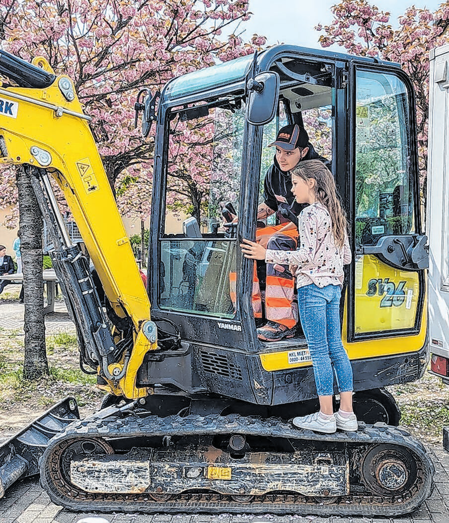 Bagger, Radlader und Co. - verschiedene Firmen bringen auch ihre Technik zum Ausprobieren mit.