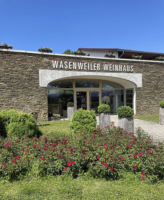 Ein Standort: das Weinhaus Wasenweiler und Weingut Karl Karle