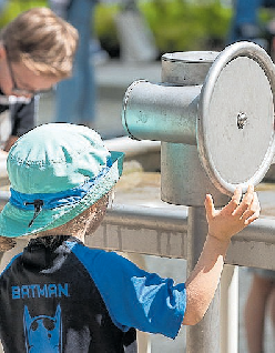 Wasserspaß am Spielplatz „Zukunftsapparat“ am Mailoh. FOTOS LEOPOLD ACHILLES