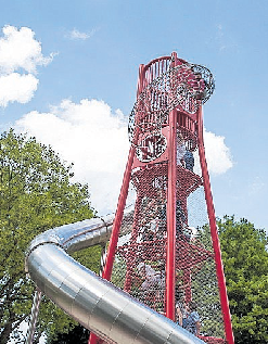 Förderturm-Optik: Der Kletterturm auf dem Spielplatz an der Varziner Straße bietet Kletter- und Rutschspaẞ.