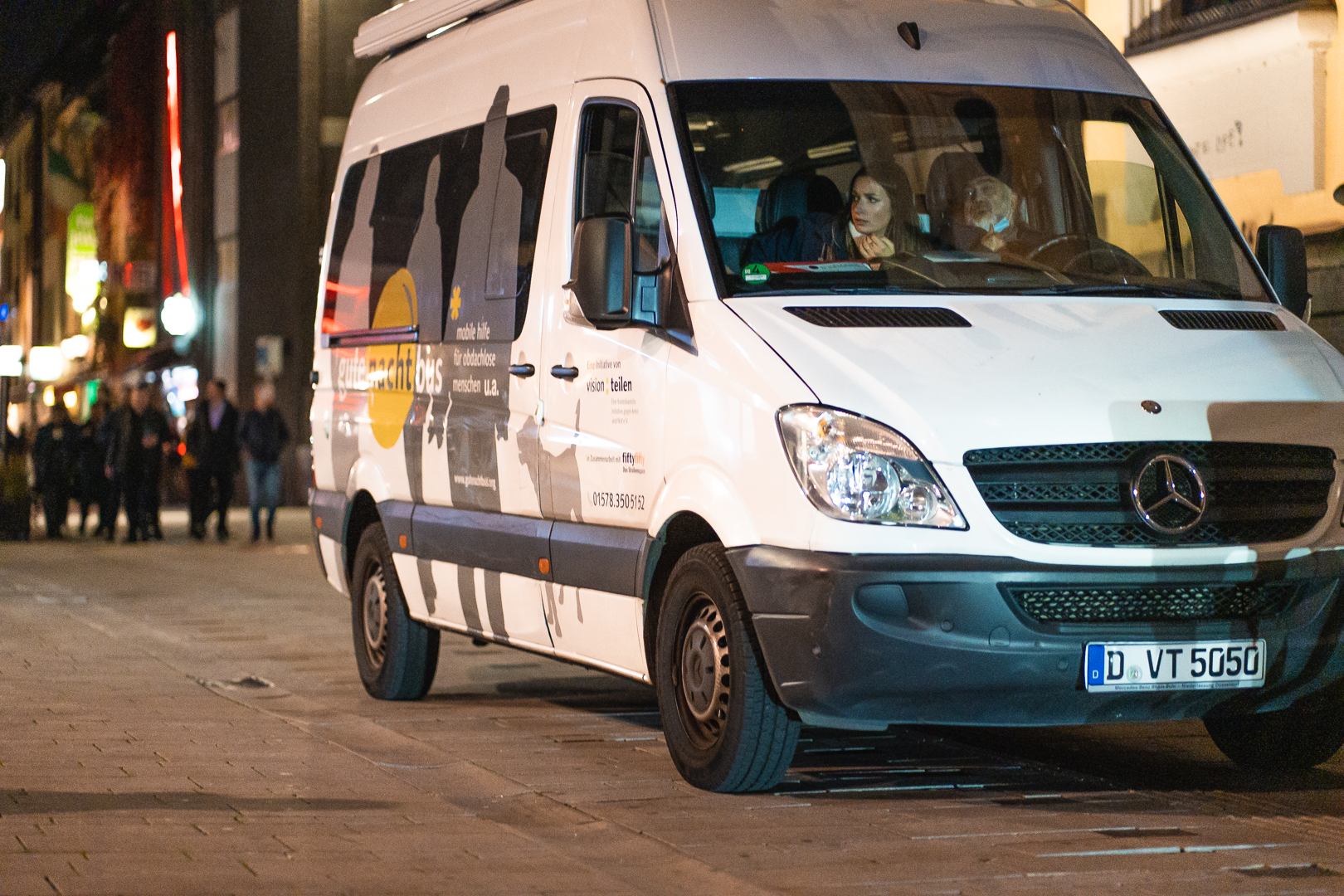 Das Team des „gutenachtbus“ versorgt seit 14 Jahren obdachlose Menschen. © FOTO: FREDERIK LÖWER