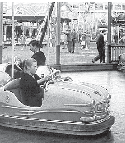 Eine andere beliebte Freizeitbeschäftigung: Auf der Kirmes mit dem Autoscooter Runden drehen...