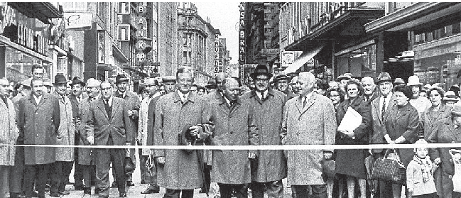 Der Boden für die Goldene Meile ist gelegt. 1964 wurde der Hellweg zur Fußgängerzone.