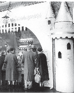 Mit einem Spielzeugschloss lockte das Kaufhaus Althoff große und kleine Kunden zur Weihnachtszeit.