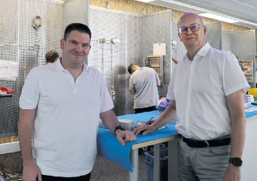 Prokurist Klaus Lasarek (rechts) und Christoph Uhlmann kümmern sich um die Auszubildenden.