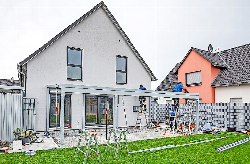 Ein Wintergarten kann vom Fachmann auch an die Außenwand gesetzt werden. FOTOS: STOCK.ADOBE.COM