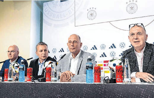 Bernd Neuendorf (r.): „Wir wollen, wie jede Mannschaft, das Maximale erreichen.“ Foto: ges/Markus Gilliar/dfb