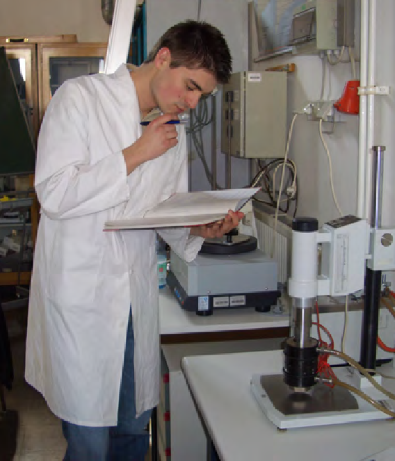 Der Praxisbezug hat Peter Kunz - hier im Labor - am Oecotrophologie-Studium an der Hochschule Fulda gereizt. Foto: privat