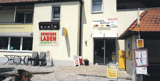 Der gemeindeeigene Lebensmittelladen „Ums Eck“ ist zentraler Treffpunkt im Ort und bietet in seinem Café seit der Erweiterung nun 35 Personen Platz.