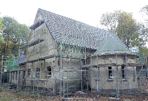 Nach der Entkernung des Gebäudes deckten die Mauerspechte das Dach neu. FOTO DIETMAR LOTZE