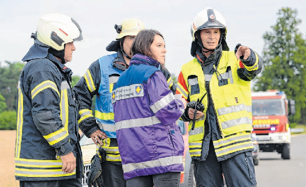 Es ist ein selbstverständliches Miteinander zwischen allen Einsatzkräften und der hinzugerufenen Notfallseelsorge, damit Menschen in Krisensituationen gut versorgt werden können. Foto: Amrei Oellermann