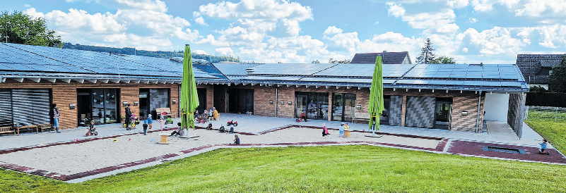 Das obere Foto zeigt Schnelldorfs neue Kindertagesstätte „Schwalbennest“. Unten links sind Erschließungsarbeiten im neuen Baugebiet „Hutfeld I“ zu sehen. Rechts davon ist eine Lagerhalle abgebildet. In dieser befindet sich ein Brenner, der das neue Nahwärmenetz versorgt. Fotos: Friedrich Strohmeier