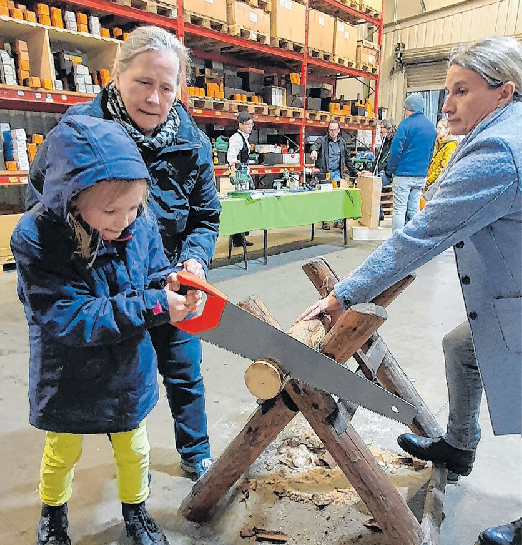 Da fühlen sich die Kleinen ganz groß, wenn sie wie bei der Firma MTS Montage Service auch mal selbst anpacken dürfen. Fotos: Oliver Färber