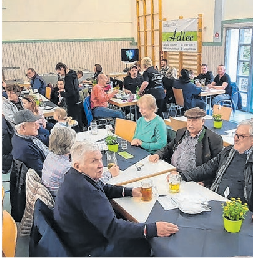 Der Anlass bietet gleichfalls Gelegenheit, sich auszutauschen. Foto: Oliver Färber