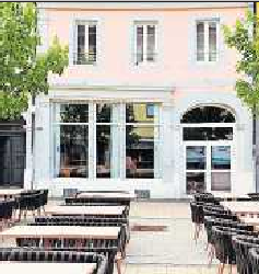 Unscheinbar von außen, aber innen sieht es anders aus. Das Restaurant „Elitis - Greek Dining Project“. FOTO: MIDE