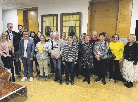 Die glücklichen Gewinner der letzten TreuepassAktion im Rathaus mit dem 2. Bürgermeister HansGeorg Borchert. Foto: Kurt Zaẞ