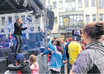 Die Band Atemlos trifft in Fürstenwalde auf viele Fans. Foto: Bettina Winkler