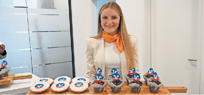 Natascha Schneider, Marketingreferentin der VR-Bank eG - Region Aachen., verwöhnte die Besucher mit Muffins und Sandbrötchen.