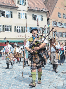 Bei dem riesigen Festzug nehmen mehr als 1000 Menschen teil. Sie stellen unterschiedlichste Gruppen, von einfachen Bürgern über Handwerksmeister bis hin zu den drei Bürgermeistern der ehemaligen Reichsstadt Dinkelsbühl dar. Fotos: Peter Tippl