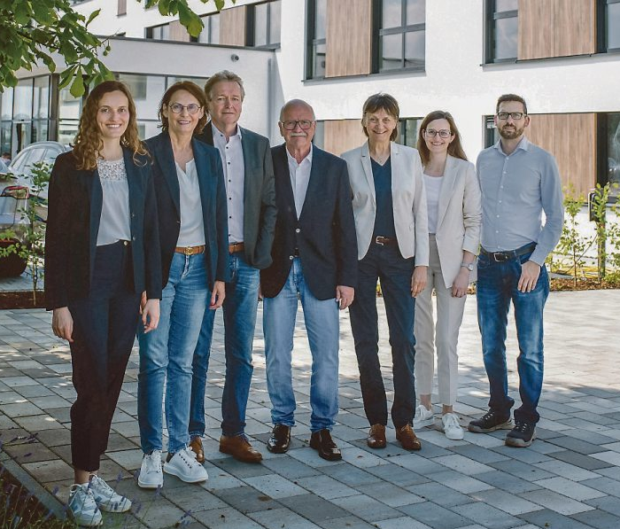 Die Geschäftsleitung von Ölmühle Brändle freut sich auf den Tag der offenen Tür am Samstag, bei dem der Werksverkauf vorgestellt wird (v. I. n. r.): Simone Lamparter, Heike Spohn, Helmut Spohn, Udo Lamparter, Karin Lamparter, Ann-Kathrin Lamparter und Daniel Spohn. Bilder: Unternehmen