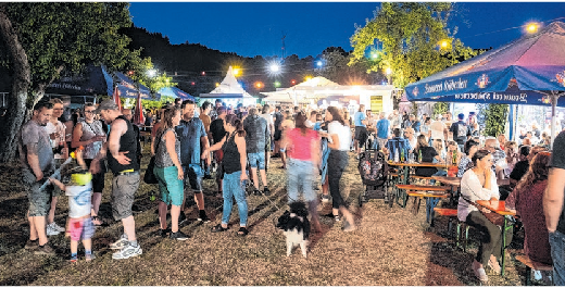 Die Wiese mit Obstbäumen wird alljährlich zum gut besuchten Festplatz. Fotos: Archiv