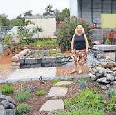 Mitarbeiterin Sandra Kirch-Mattheis im Ausstellungsbereich von Landschaftsbau und Gartengestaltung Mattheis in Mehlingen FOTO: MANFRED WELLER