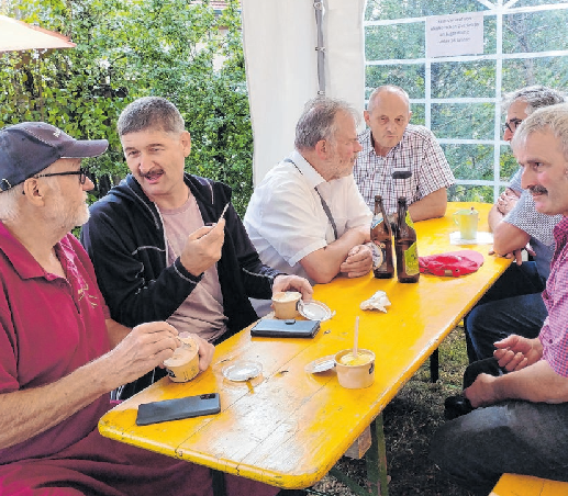 Gesellig sein, miteinander ins Gespräch kommen und die angebotenen Speisen und Getränke genießen - auch das macht den Hagelfeiertag in Honhardt aus. Foto: privat