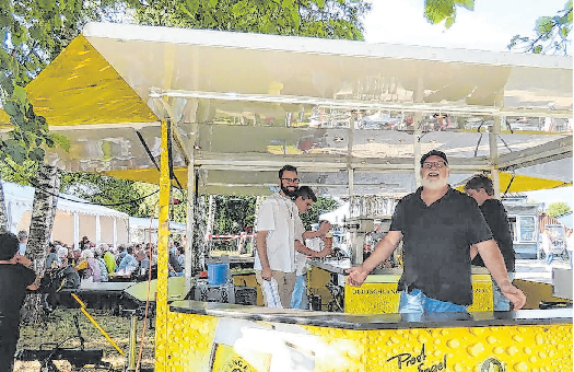 Der Barbetrieb bietet viele verschiedene Getränkearten - von Wasser bis hin zu Cocktails.