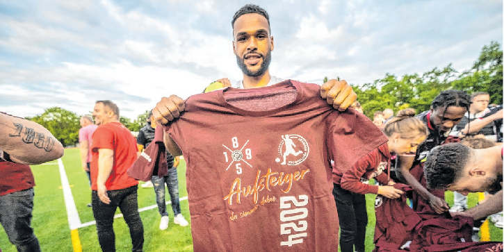 Endlich ist es geschafft: Stolz zeigt Göppingens Stürmer Emmanuel McDonald das Aufstiegs-T-Shirt.