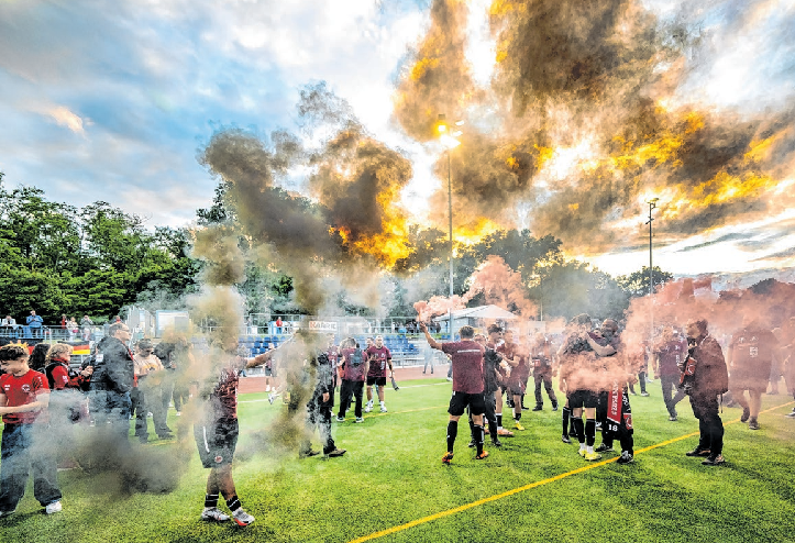 Rauchschwaden über dem Platz: So feierten Spieler und Anhänger des Sportvereins den Aufstieg in die vierte Liga.