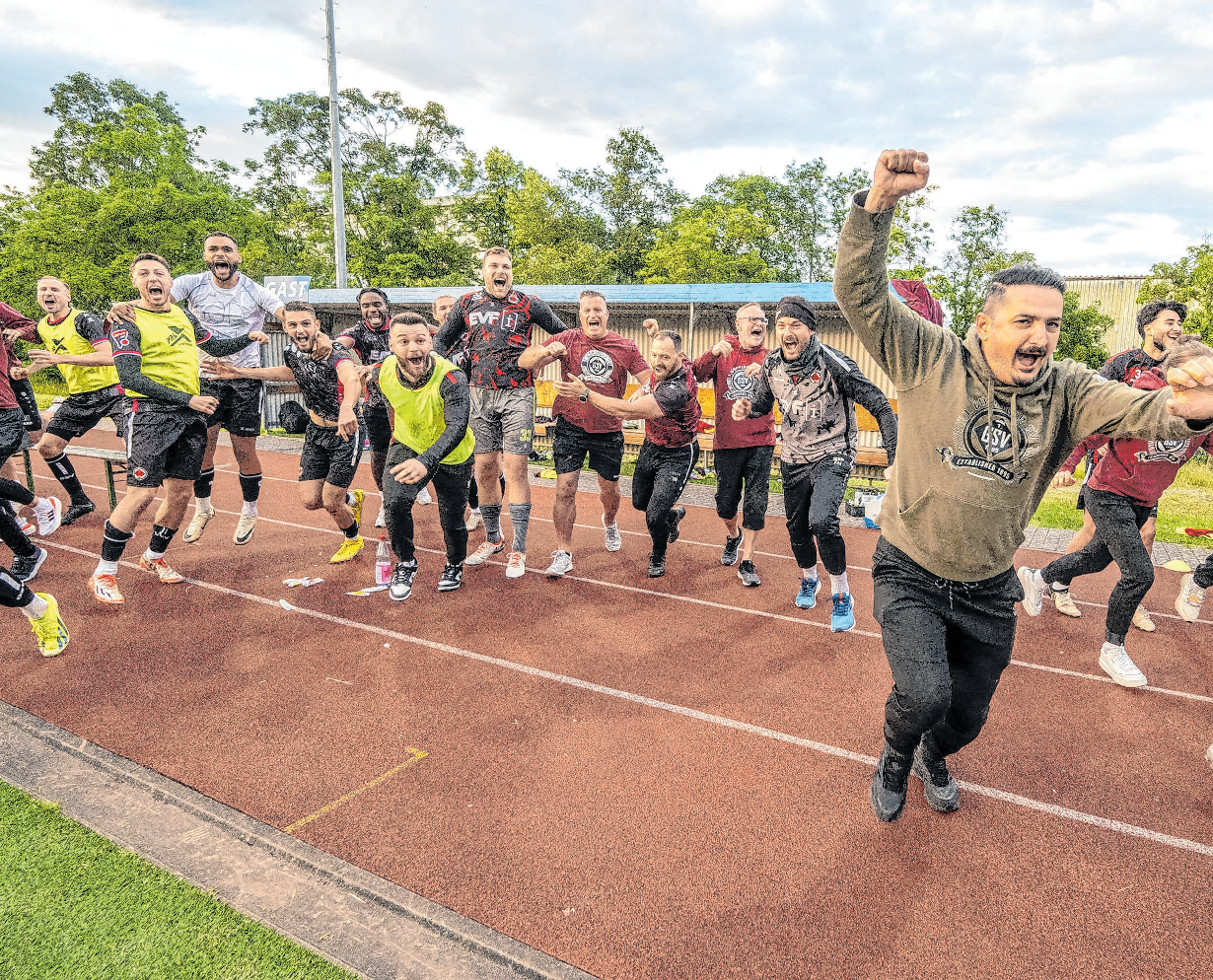 Nach dem Schlusspfiff in Mainz, als der Aufstieg des Sportvereins in die Regionalliga feststand, kannte der Jubel der Göppinger keine Grenzen. Die ganze Bank stürmte das Spielfeld und feierte ausgelassen. Fotos: Giacinto Carlucci