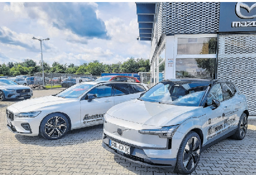 Der neue Volvo EX30 (vorn) ist ebenfalls ein vollelektrisch betriebenes Fahrzeug der neuesten Generation. Daneben das aktuellste Modell des Volvo V60 mit modernstem Benzinantrieb. Beide stehen den Kunden aktuell auch als Werkstattersatzwagen zur Verfügung.