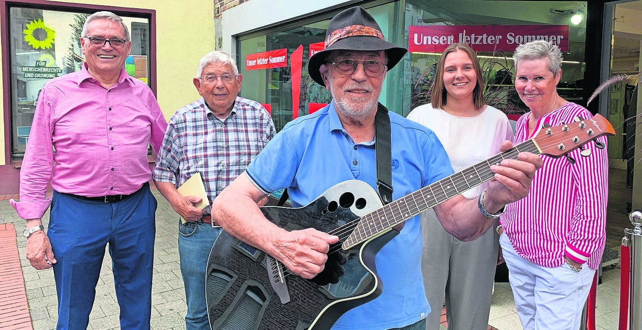 Die Verantwortlichen des Sommerfests freuen sich auf das Motto „Bella Langerwehe - Ein Hauch Italien in unserem Dorf“. Unter anderem tritt Luciano Ronchini mit seiner Gitarre auf und spielt italienische Musik. FOTO: MERVE CONRADS