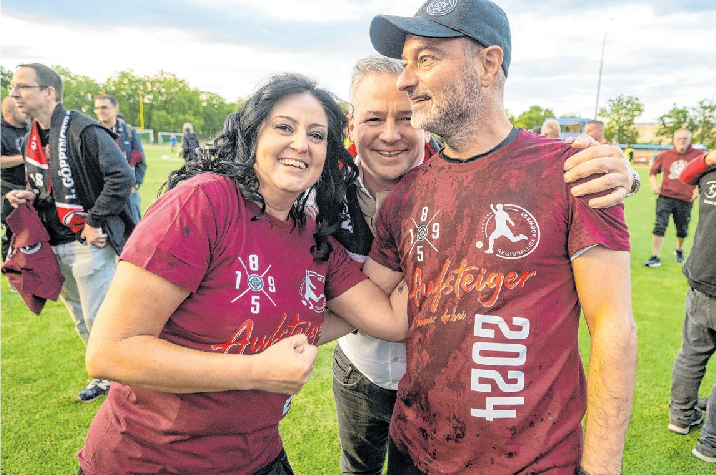 Vater des Erfolgs: Trainer Gianni Coveli (rechts), hier mit Pressereferentin Angelika Doster und dem Sportvereinsvorsitzenden Paul Lambert.