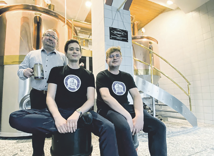 Bier-Leidenschaft über Generationen hinweg: Roland Kalb mit Vater Sebastian und den Söhnen Jonas und Lukas. Foto: Privat