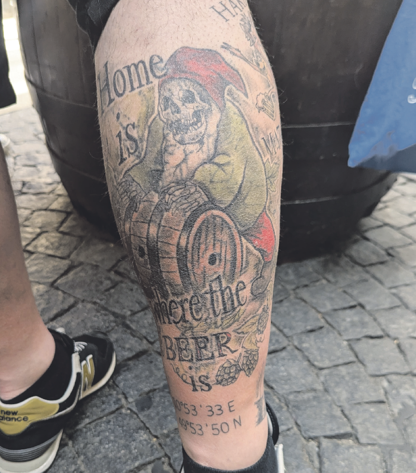 Eine ganz besondere„Bier-Haxn“: Jojo mit dem „Zwergla“-Tattoo Foto: Bertram Wagner