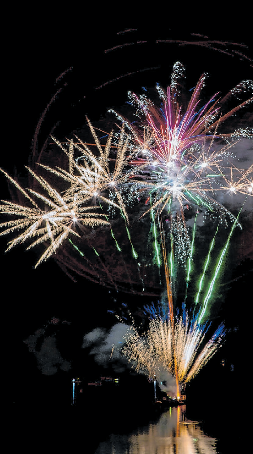 Am Samstag um 22.30 Uhr startet das beliebte Feuerwerk über dem großen Müllroser See. Foto: Haus des Gastes