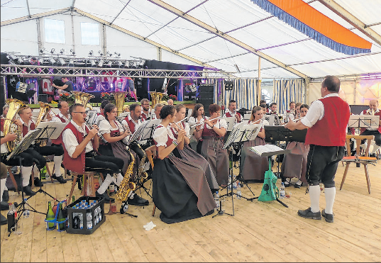 Das Weinfest ist für die kleine Gemeinde alljährlich eins der großen Highlights im Kalender. Entsprechend ausgelassen wird auch gefeiert.