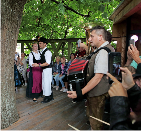 Die Tanzpaare finden sich traditionell um die Linde herum zusammen, mit musikalischer Begleitung in der Baumkrone.