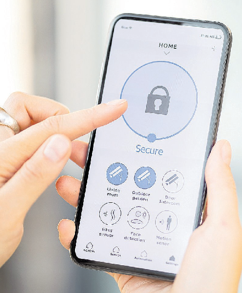 Die Module der Alarmanlage werden zentral mit dem Smartphone ferngesteuert. FOTO: ADOBESTOCK