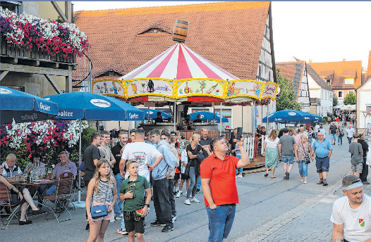 Die Petersauracher Kirchweih ist für ihre ganz besondere Stimmung bekannt. Feiern auch Sie mit der ganzen Familie mit und genießen Sie das attraktive Programm und echte fränkische Lebensfreude!