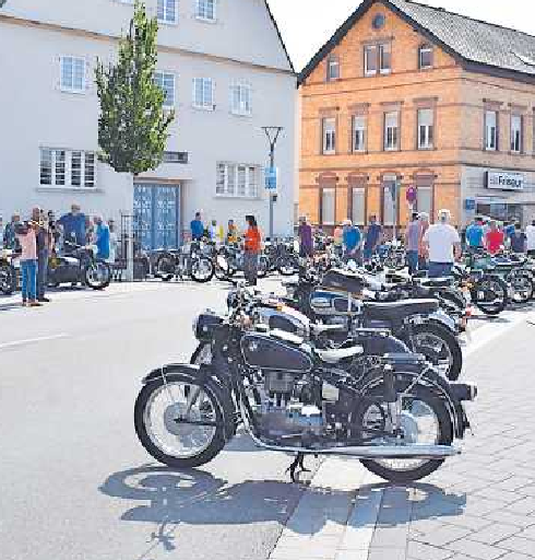 Sehenswert: Oldtimer-Motorräder am Kerwesonntag in der Ludwigshafener Straße. FOTO: GEMEINDE MUTTERSTADT/GRATIS