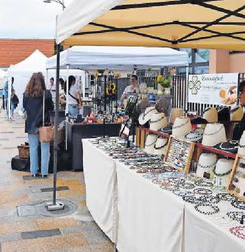 Beim Kunstmarkt vor der Neuen Pforte präsentieren Künstler ihre Werke. FOTO: GEMEINDE MUTTERSTADT/GRATIS