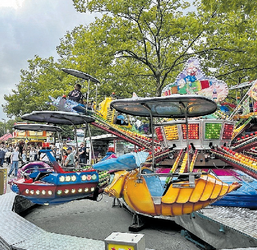 Rasante Fahrgeschäfte warten auf die Besucherinnen und Besucher. FOTO (A) JULIA SEGANTINI